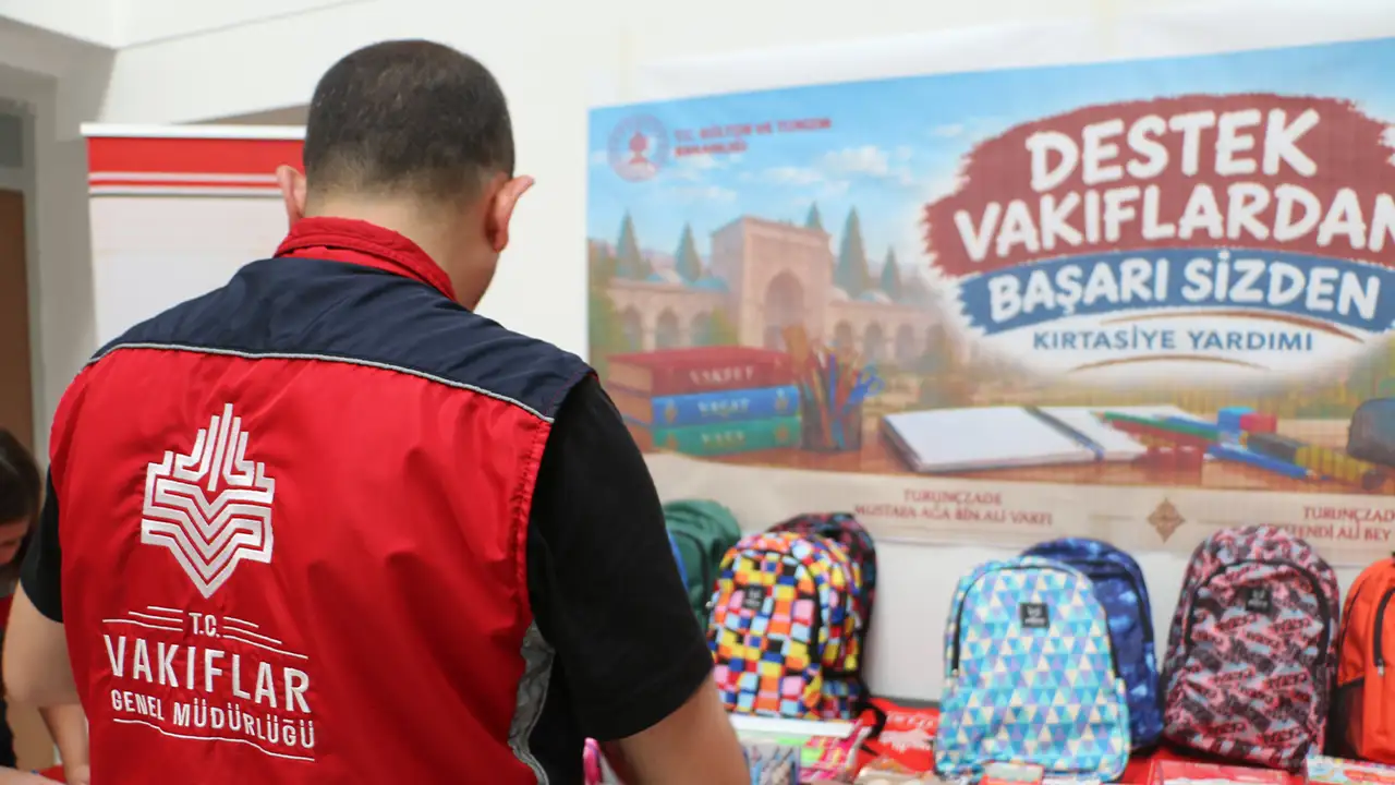 Kütahya Vakıflar Bölge'den Öğrencilere Kırtasiye Desteği3