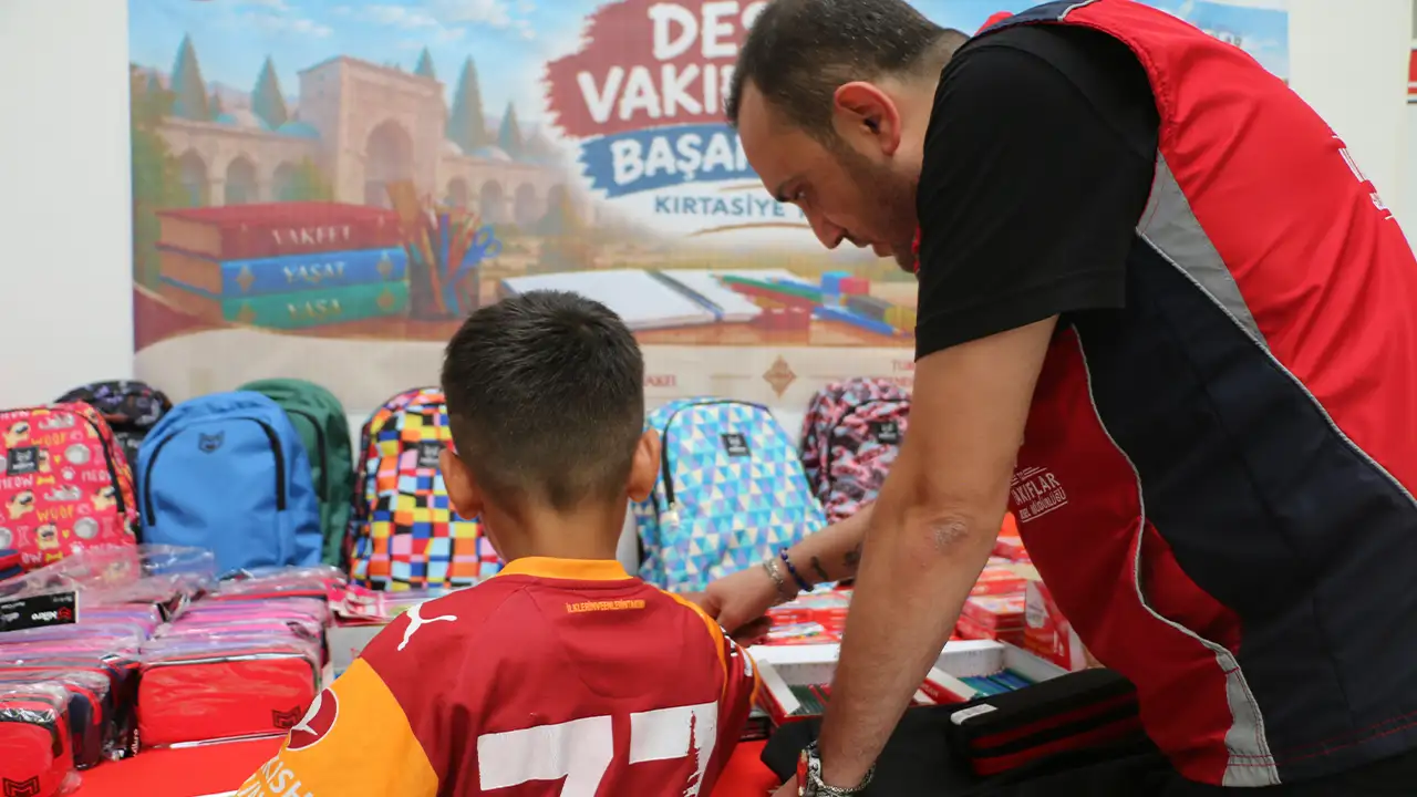 Kütahya Vakıflar Bölge'den Öğrencilere Kırtasiye Desteği4