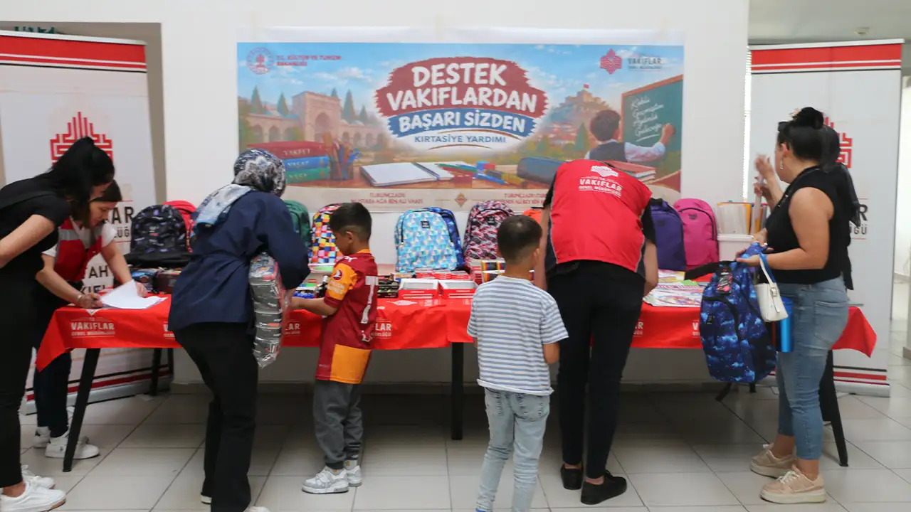 Kütahya Vakıflar Bölge'den Öğrencilere Kırtasiye Desteği7