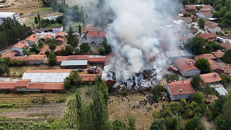 Kütahya’da Çıkan Yangında Ev, Ahır Ve Samanlık Kül Oldu (4)