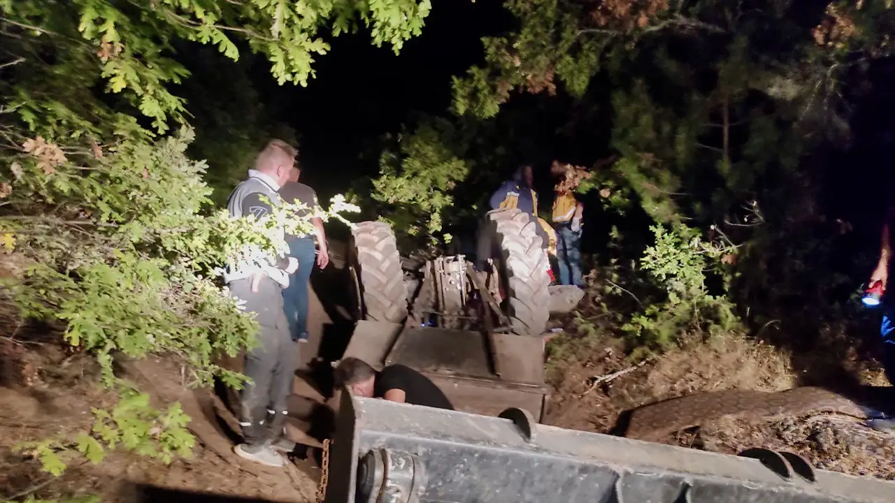 Kütahya'da Devrilen Traktörün Sürücüsü Yaralandı2