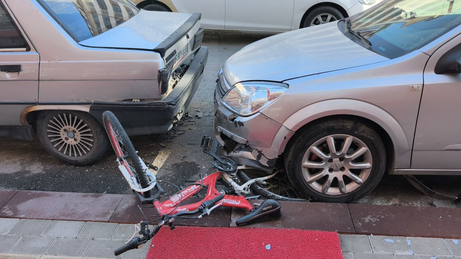 Kütahya’da Dört Araçlı Zincirleme Trafik Kazası (2)