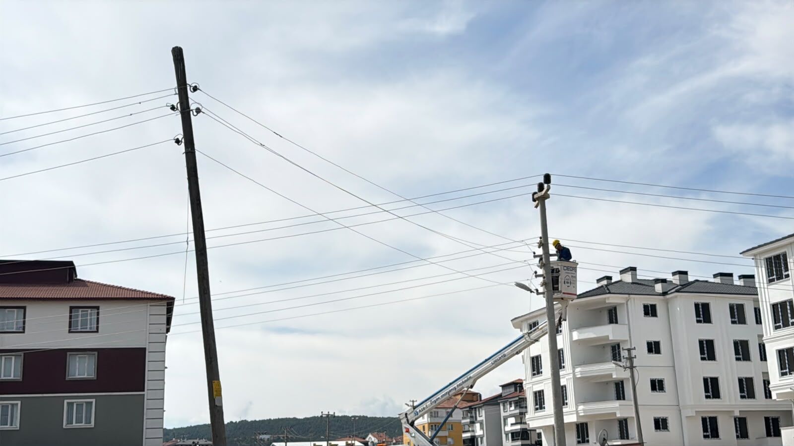 Kütahya’da Elektrik Direği Evin Üstüne Devrildi (3)