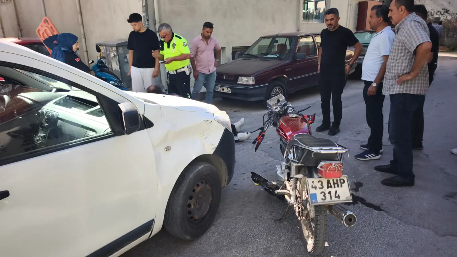 Kütahya’da Hafif Ticari Araç Motosikletle Çarpıştı 2