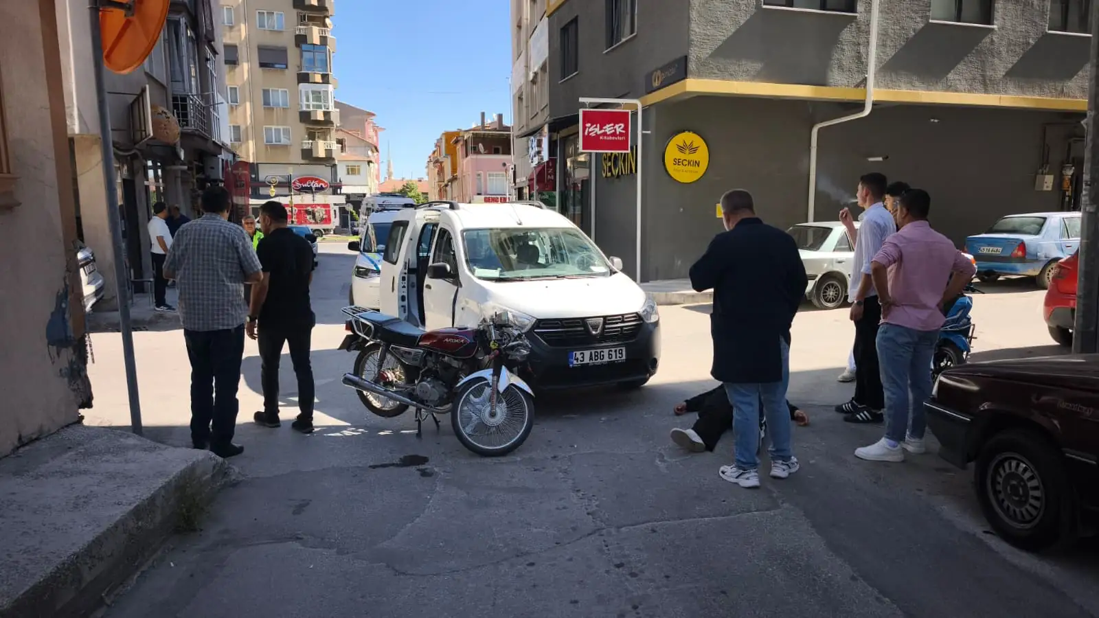 Kütahya’da Hafif Ticari Araç Motosikletle Çarpıştı