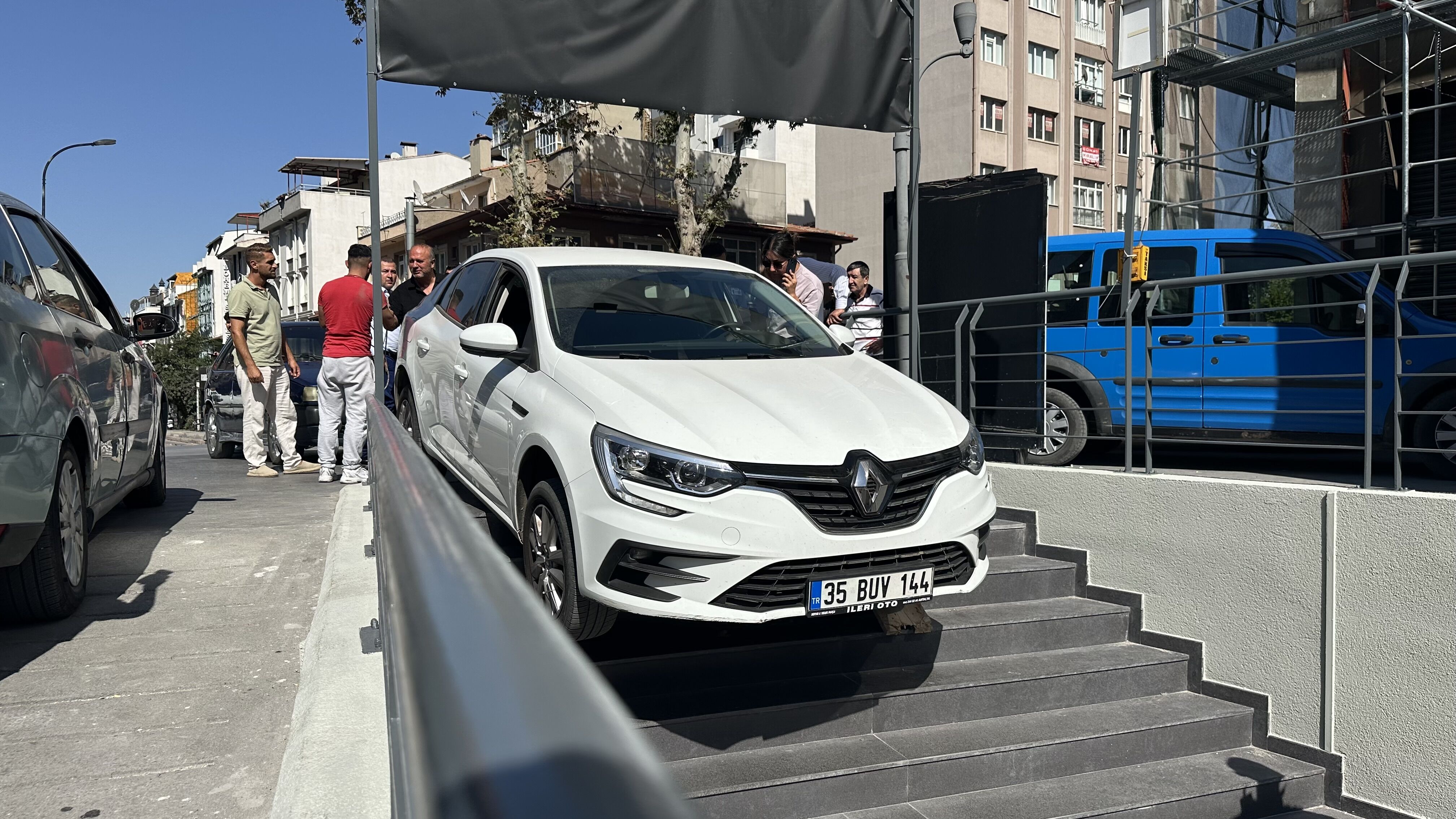 Kütahya'da Ilginç Kaza, Otopark Sandı, Merdivenlere Girdi! (1)