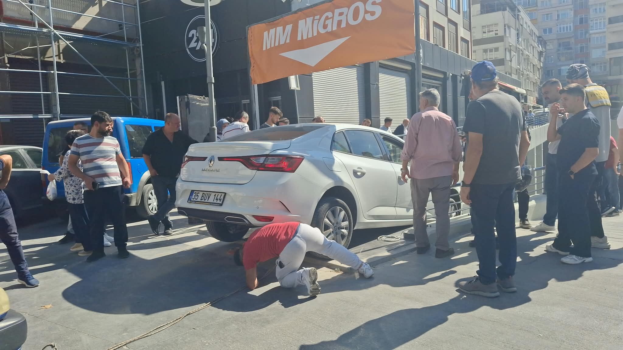 Kütahya'da Ilginç Kaza, Otopark Sandı, Merdivenlere Girdi! (2)