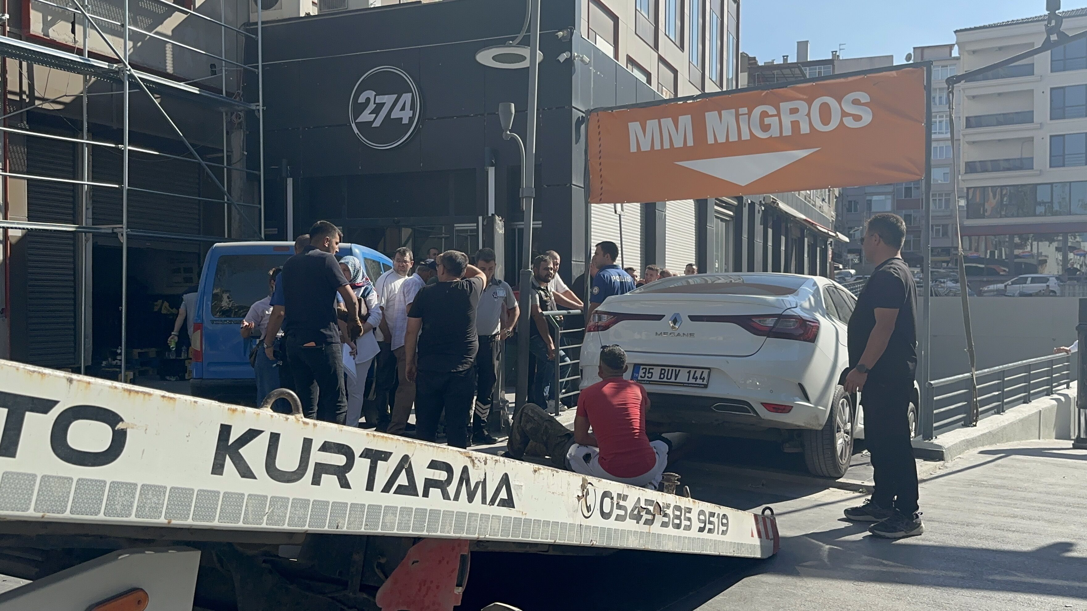 Kütahya'da Ilginç Kaza, Otopark Sandı, Merdivenlere Girdi! (4)