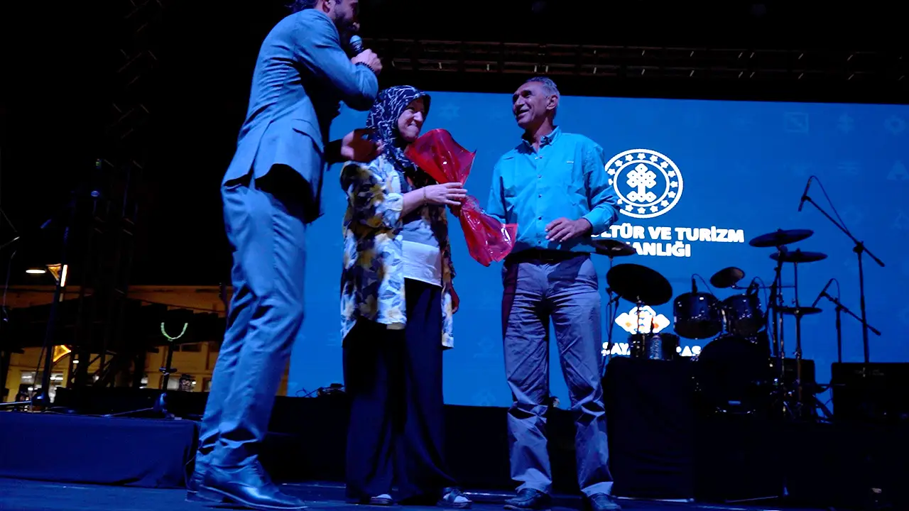 Kütahya’da Konserde Karısından Özür Diledi4