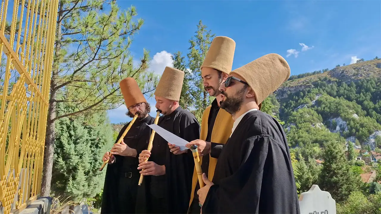 Kütahya’da Mevlevi Büyüğü Akif Dede’nin Türbesi Yenilenerek Ziyarete Açıldı