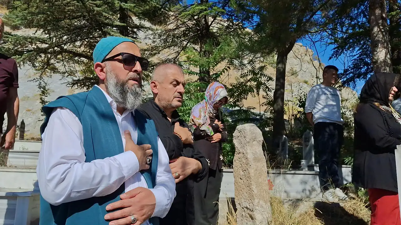 Kütahya’da Mevlevi Büyüğü Akif Dede’nin Türbesi Yenilenerek Ziyarete Açıldı2