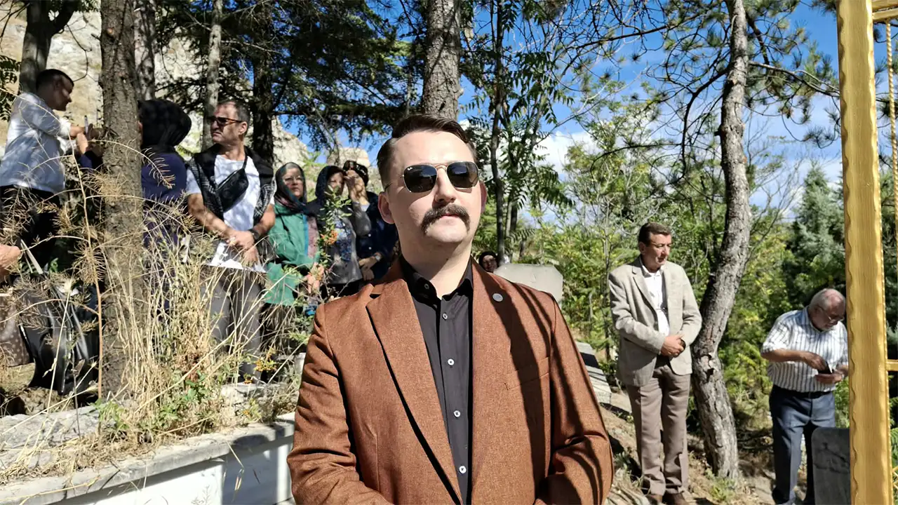 Kütahya’da Mevlevi Büyüğü Akif Dede’nin Türbesi Yenilenerek Ziyarete Açıldı3