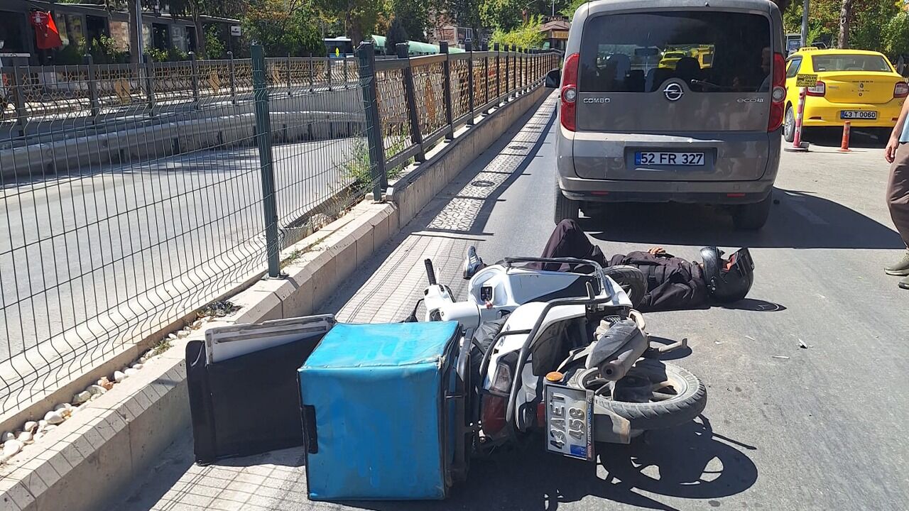 Kütahya’da Motokurye Ile Hafif Ticari Araç Çarpıştı (2)