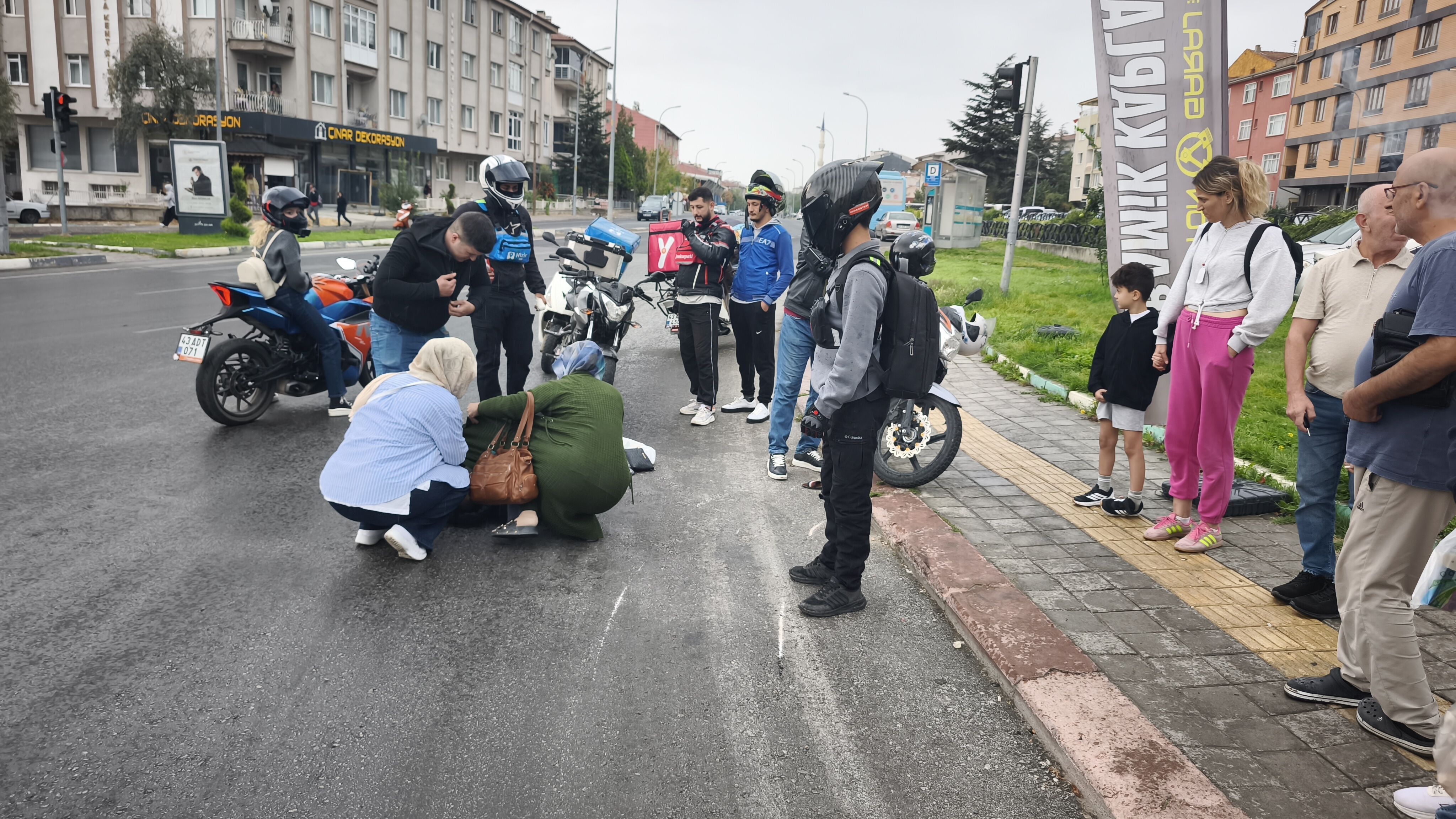 Kütahya’da Motosiklet Yolda Kaydı, 2 Yaralı (1)-1