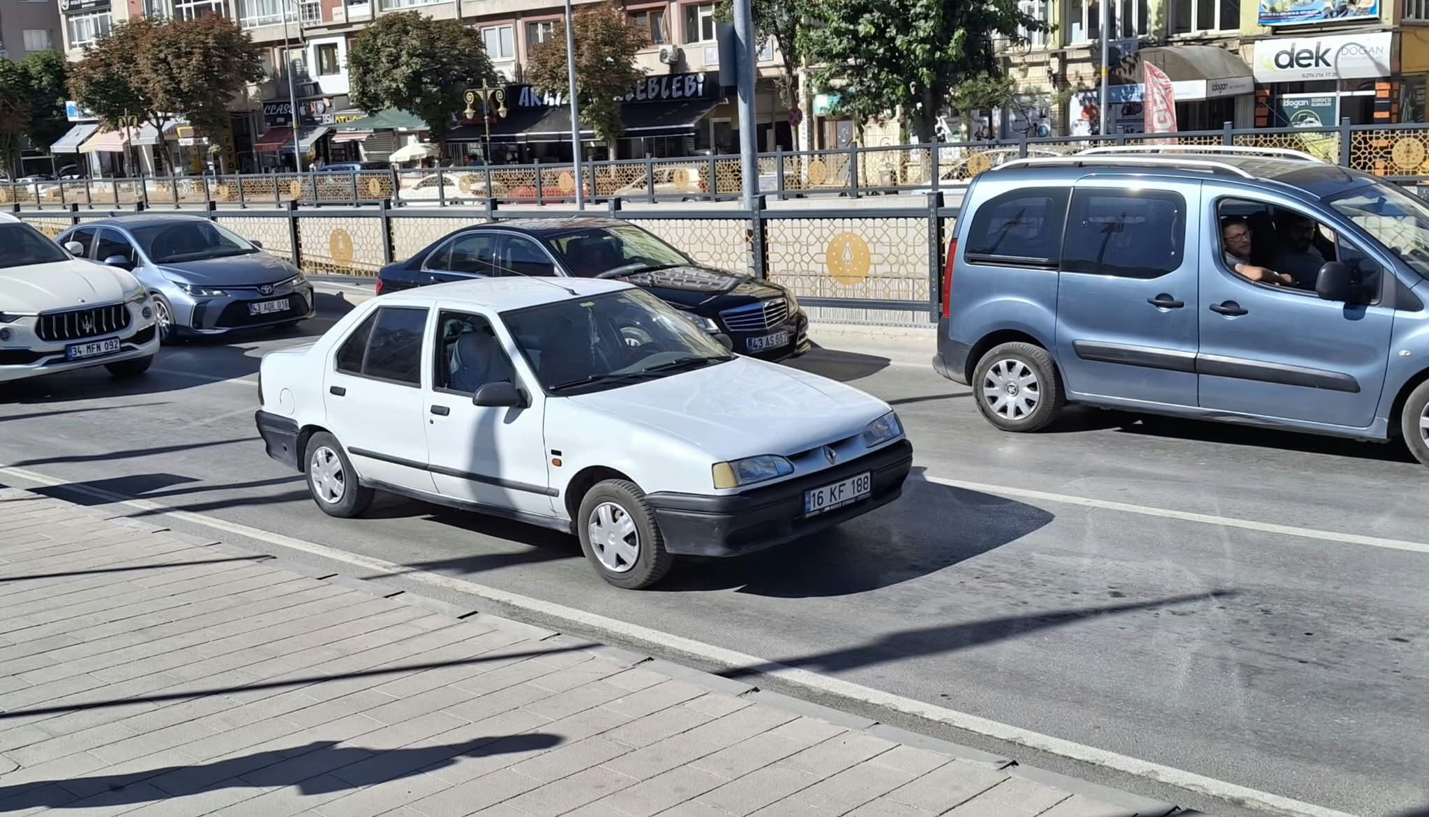 Kütahya’da Otomobilden Düşen Kadın Yaralandı (1)