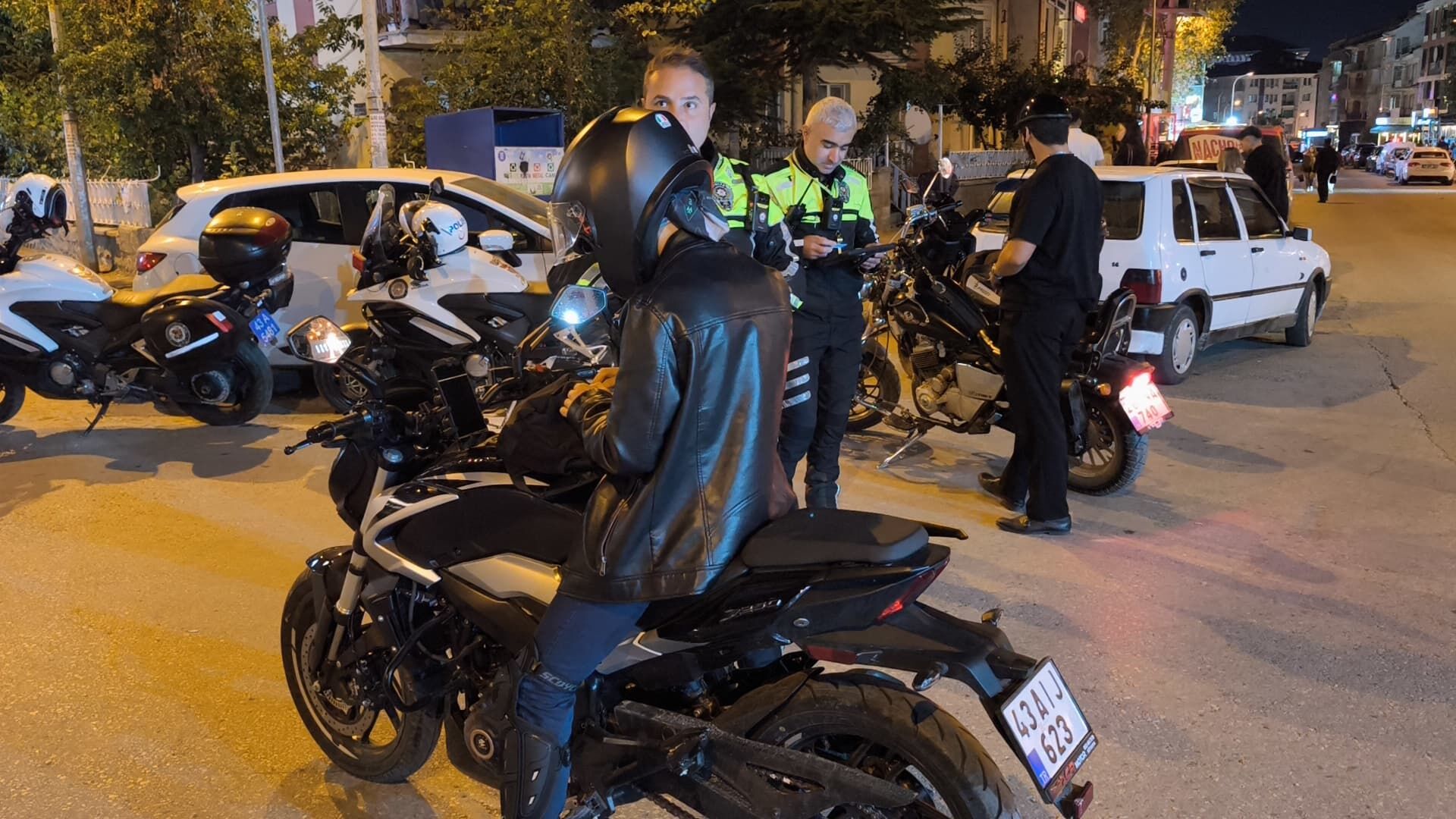 Kütahya’da Polis Ehliyet Istedi O Ise Zarf Uzattı (1)