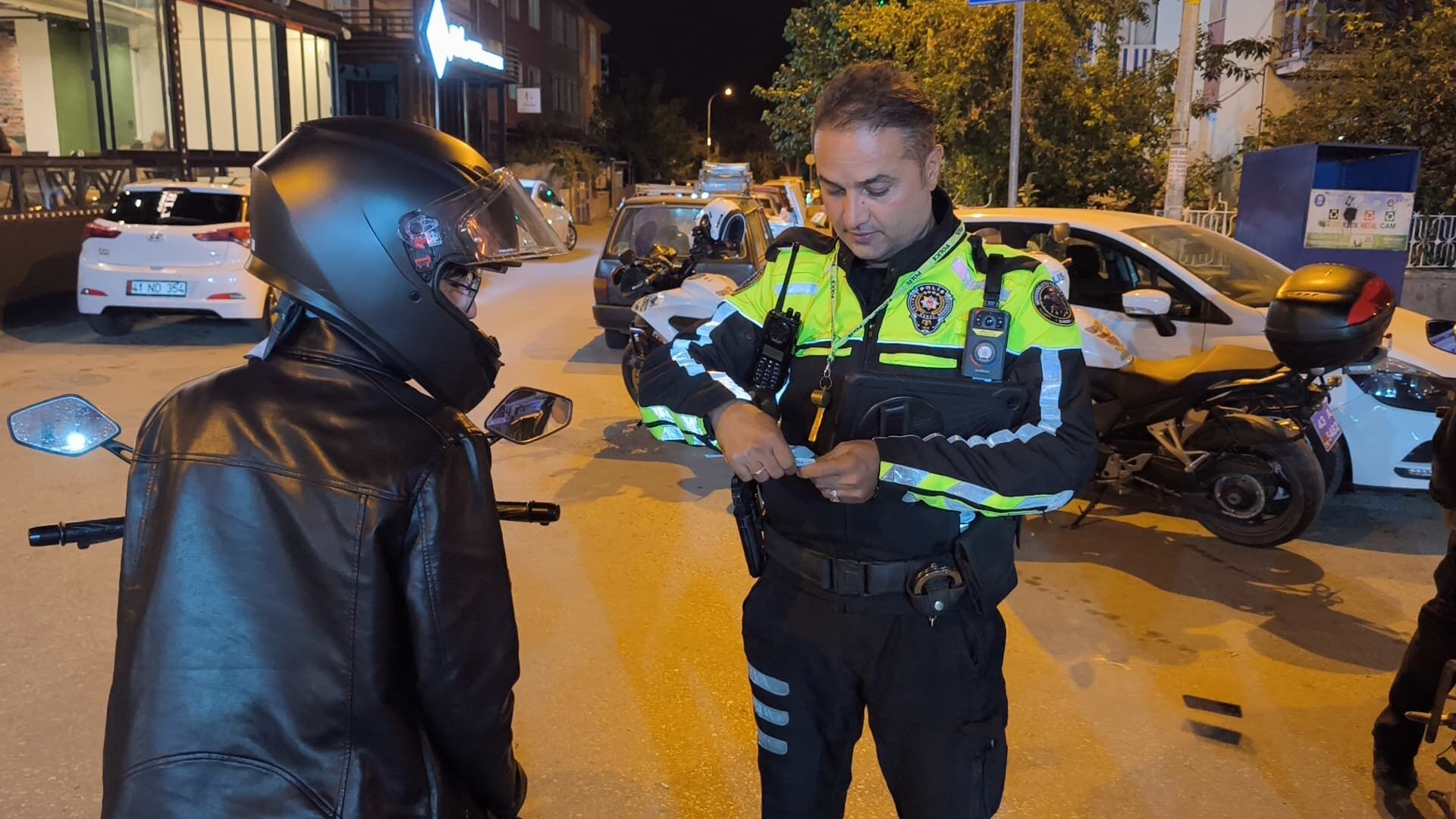 Kütahya’da Polis Ehliyet Istedi O Ise Zarf Uzattı (2)