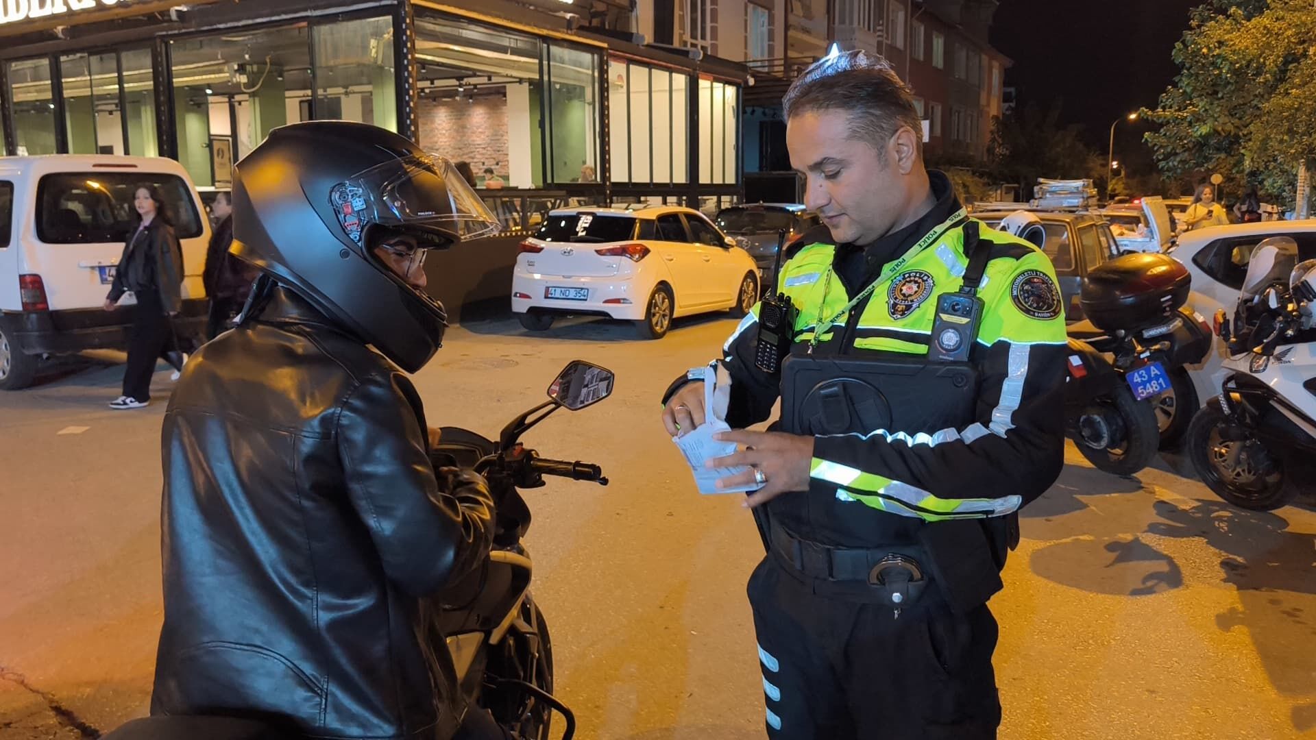 Kütahya’da Polis Ehliyet Istedi O Ise Zarf Uzattı (3)