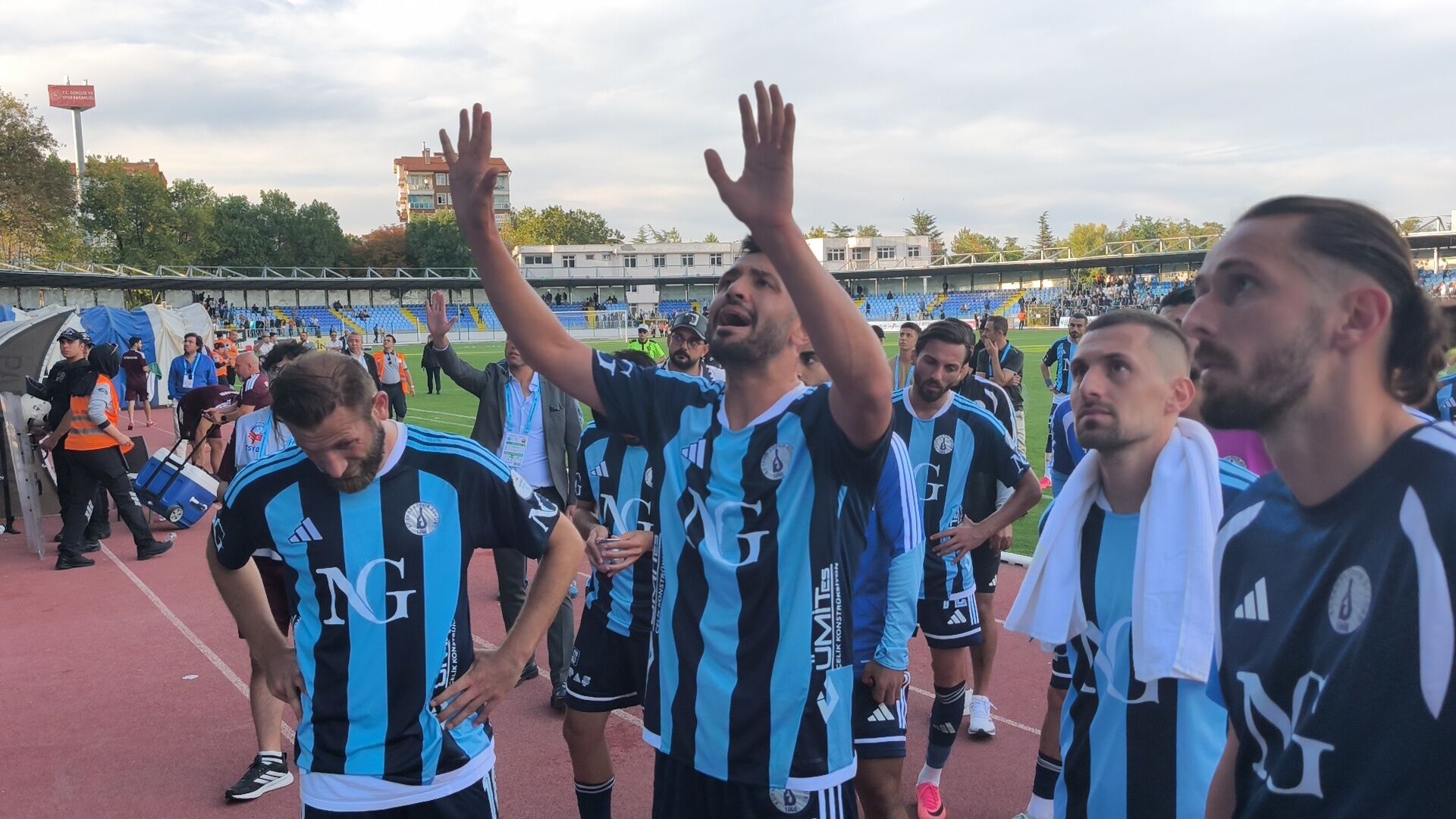 Kütahyaspor Taraftarı Oyuncuları Tribüne Çağırdı (4)