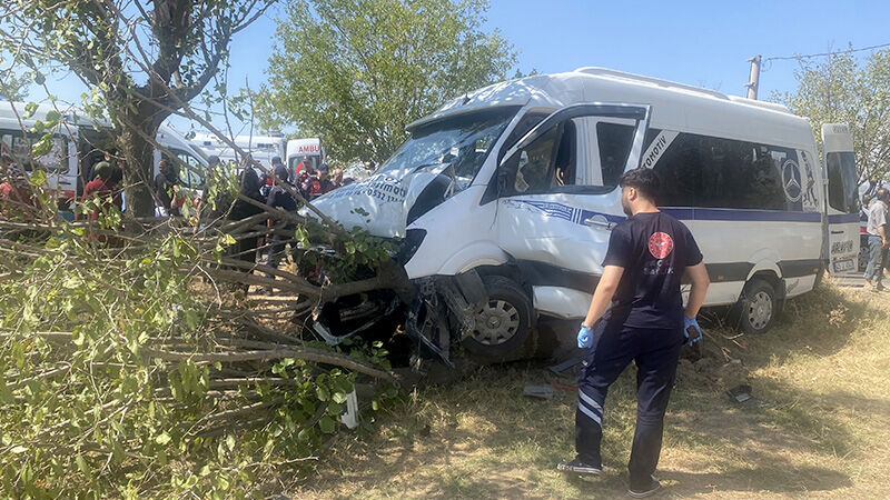 Manisa’da Işçileri Taşıyan Servis Ağaca Çarptı 14 Yaralı (2)