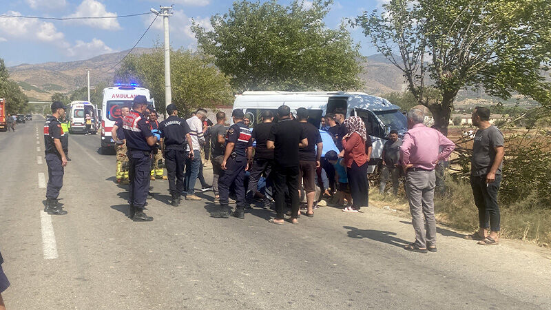 Manisa’da Işçileri Taşıyan Servis Ağaca Çarptı 14 Yaralı (3)