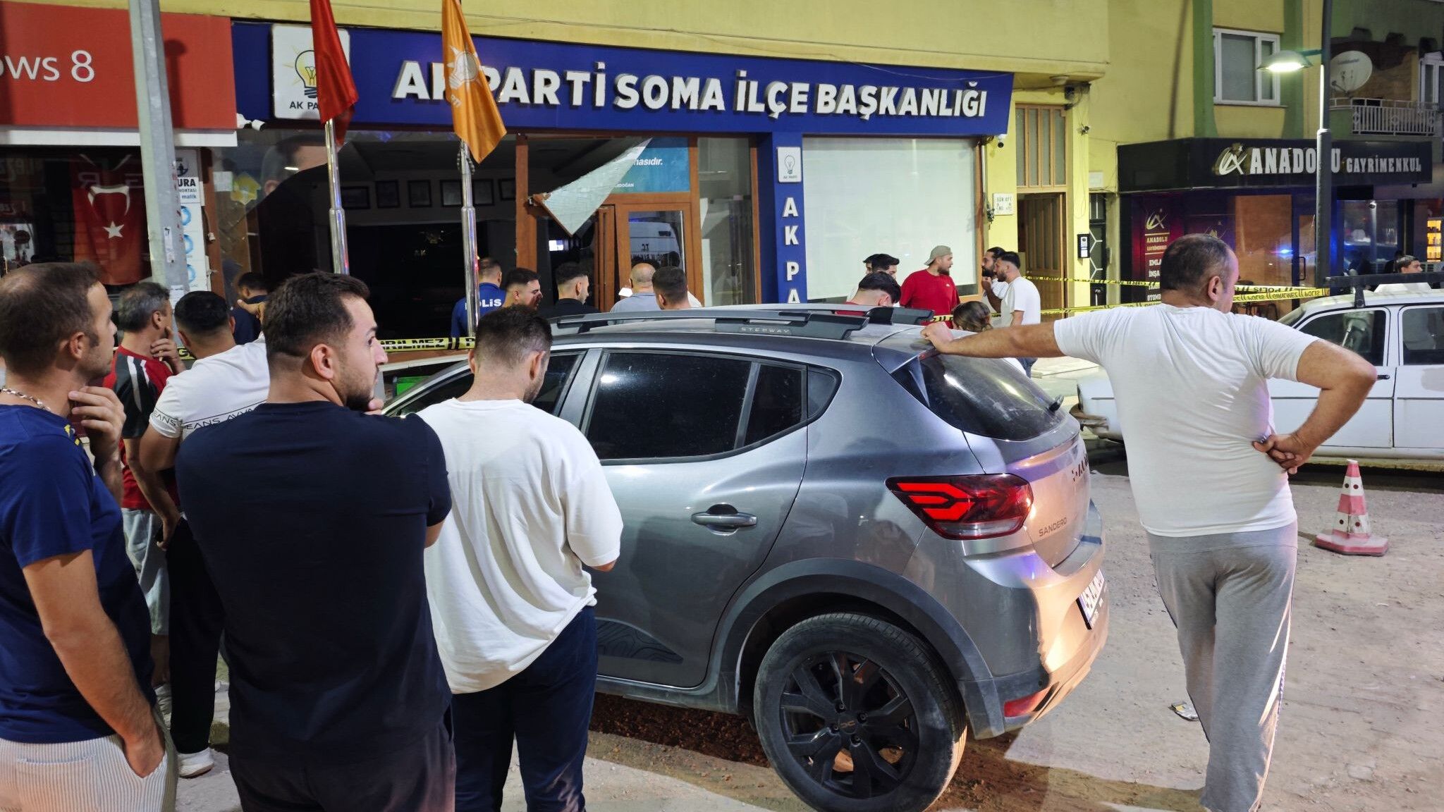 Manisa'da Kontrolden Çıkan Otomobil Parti Binasına Girdi (1)