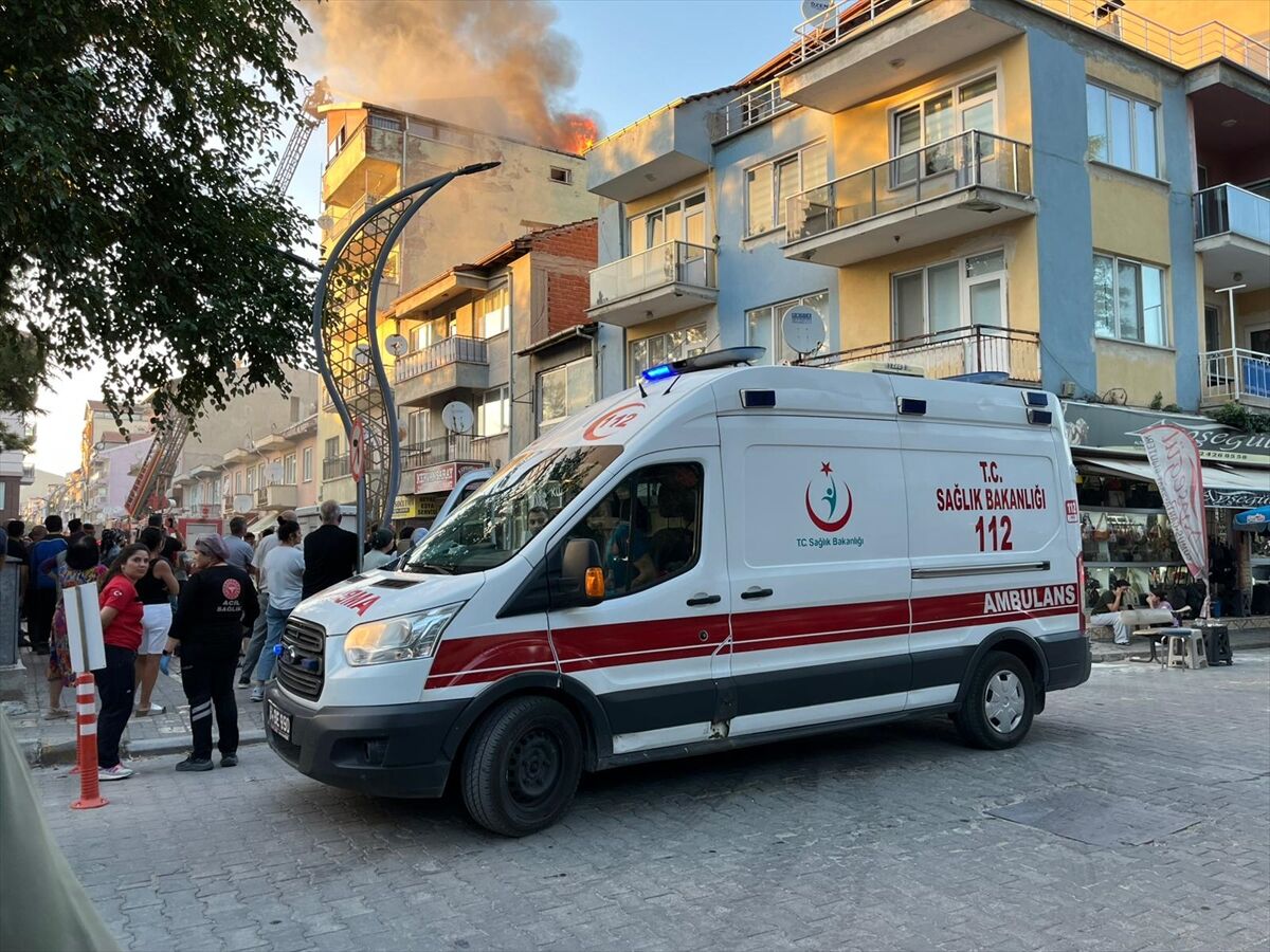 Uşak’ta Apartmanın Çatısı Alevlere Teslim Oldu (2)