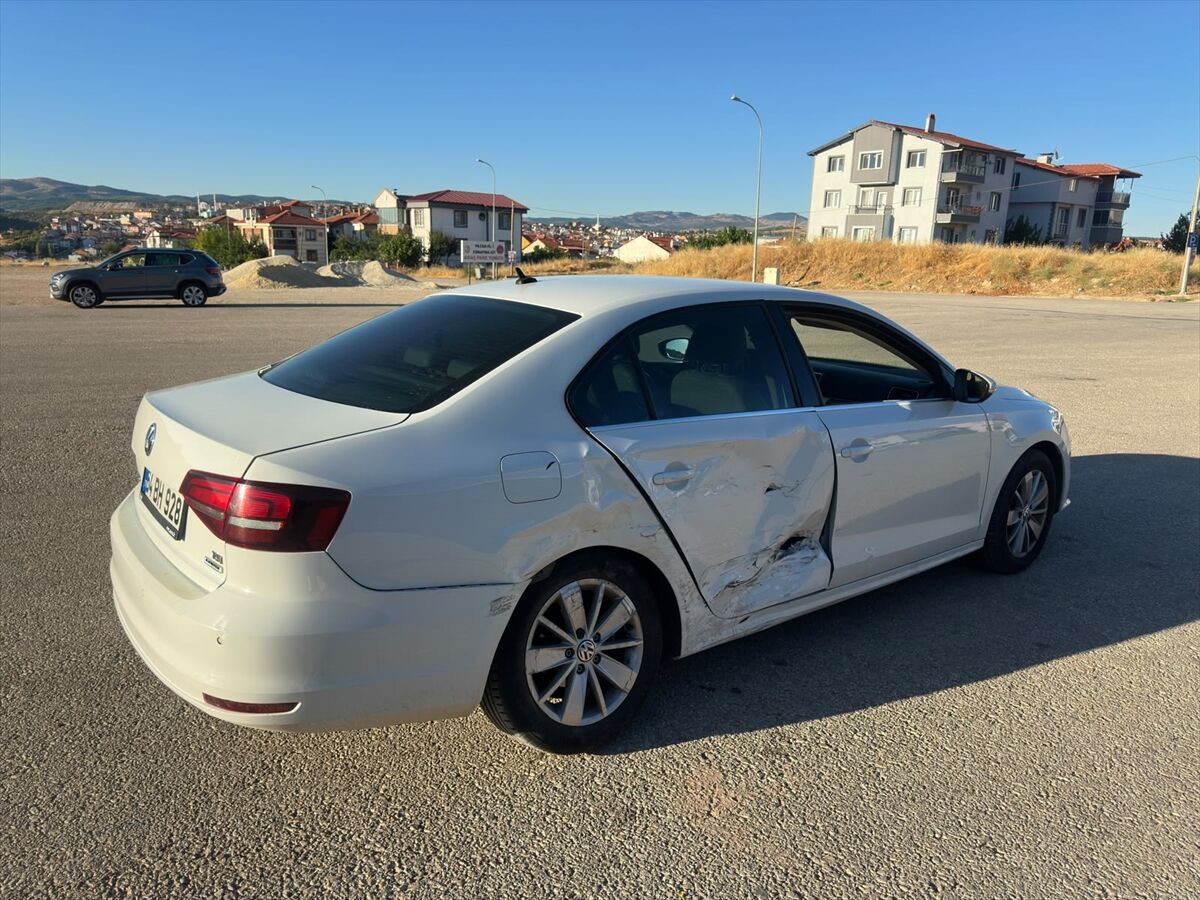 Uşak’ta Iki Otomobil Çarpıştı Biri Çocuk 3 Yaralı (2)