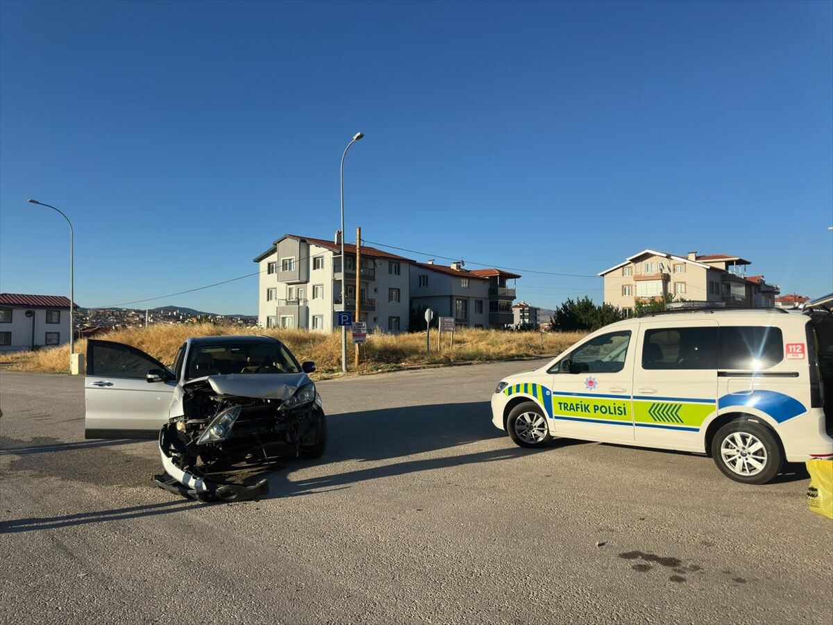 Uşak’ta Iki Otomobil Çarpıştı Biri Çocuk 3 Yaralı (3)