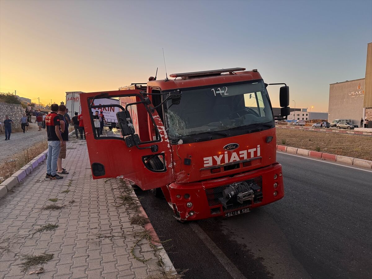 Uşak’ta Itfaiye Ile Kamyon Çarpıştı 1 Ölü, 2 Yaralı (3)
