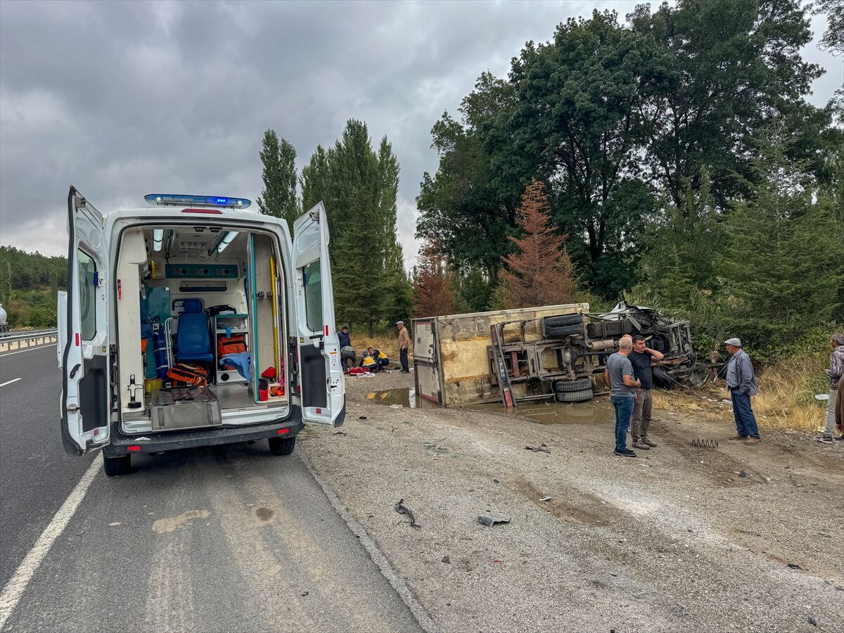 Uşak’ta Kamyonet Iki Kardeşe Çarptı 3 Ağır Yaralı (2)