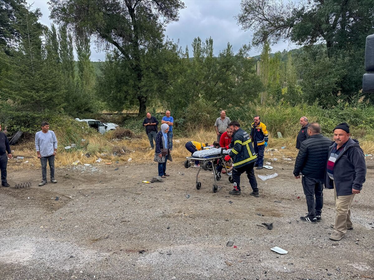 Uşak’ta Kamyonet Iki Kardeşe Çarptı 3 Ağır Yaralı (3)