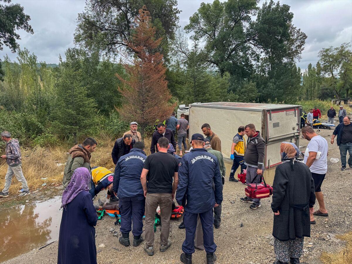 Uşak’ta Kamyonet Iki Kardeşe Çarptı 3 Ağır Yaralı (4)