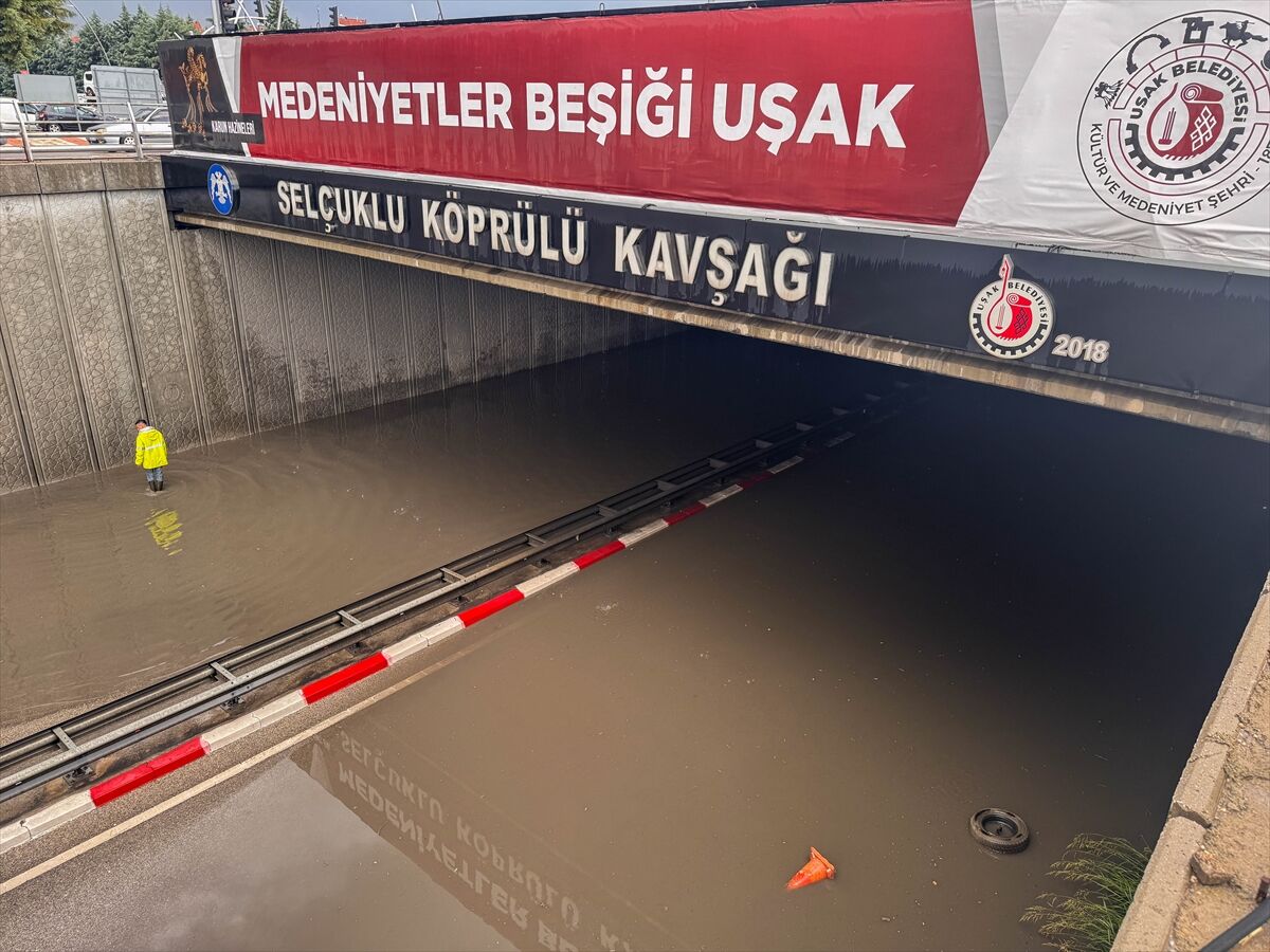 Uşak’ta Sağanak Ve Dolu Yolları Kapattı (1)