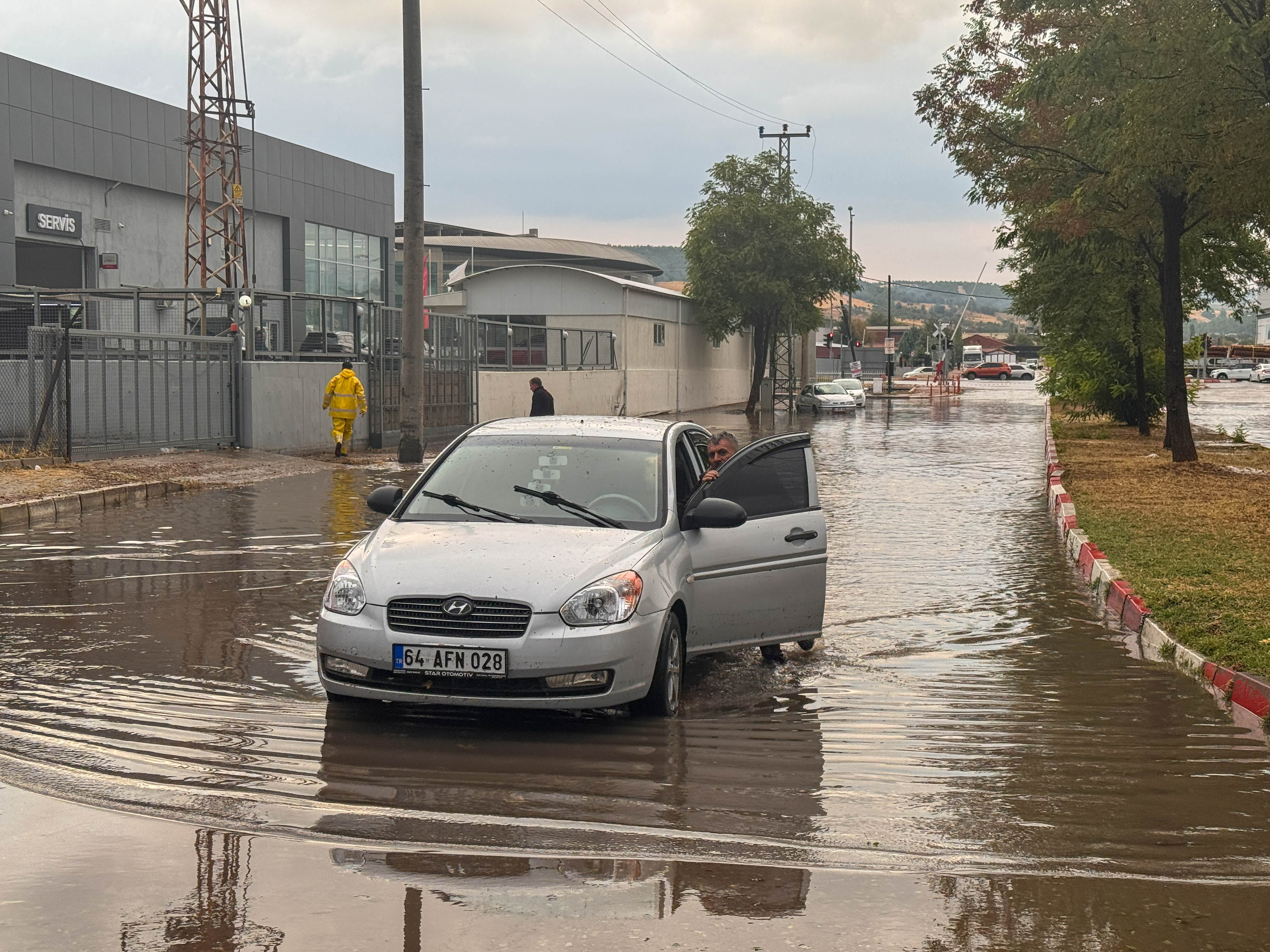 Uşak’ta Sağanak Ve Dolu Yolları Kapattı (2)