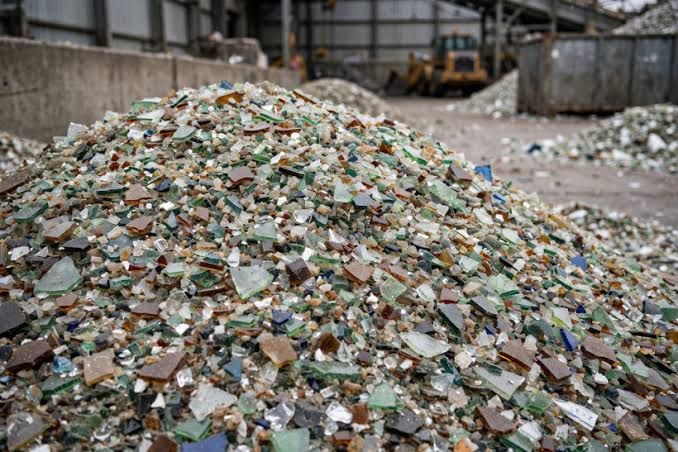 300 Ton Atık Camı Çöpe Atmak Yerine Yola Serdiler2