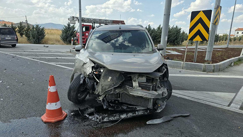 Afyonkarahisar'da Iki Araç Çarpıştı 1 Ölü, 6 Yaralı (2)