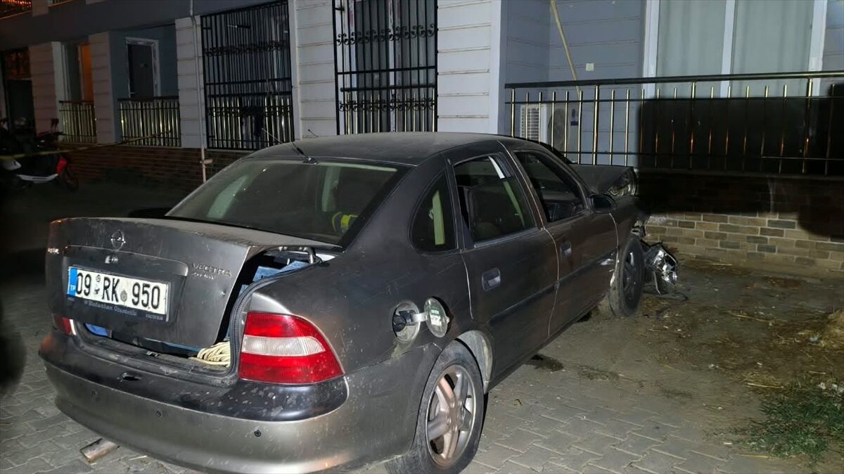 Aydın'da Kontrolden Çıkan Otomobil Evin Balkonuna Çarptı (1)