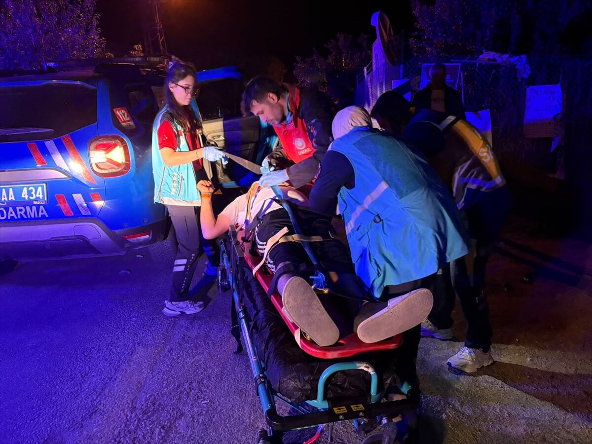 Aydın’da Otomobil Elektrik Direğine Çarptı 2 Yaralı (2)