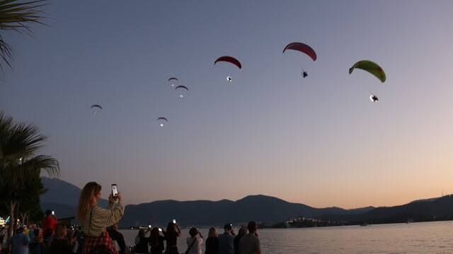 Fethiye'de Işıklı Paramotor Gösterisi Yapıldı