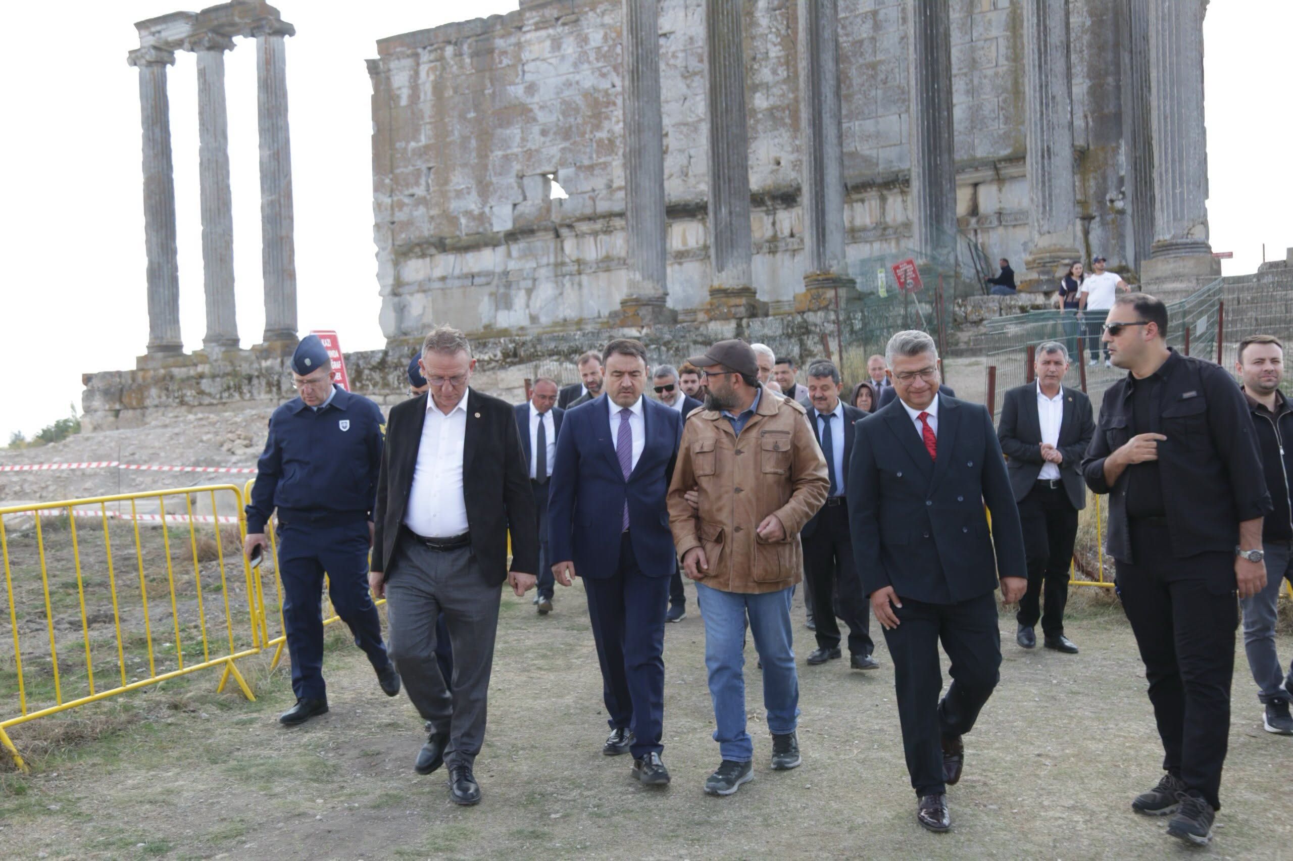 Kütahya Valisi Işın, Aizanoi Antik Kenti'ni Inceledi (1)