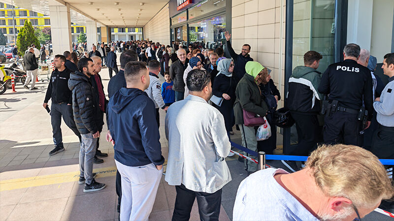 Kütahya'da Açılışta Metrelerce Kuyruk Oluştu (3)