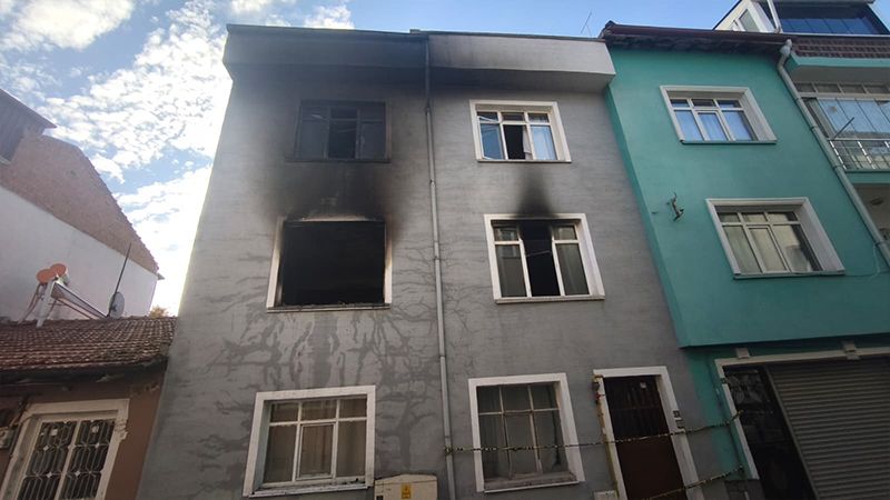 Kütahya’da Apartmanda Yangında Anne Oğul Dumandan Etkilendi (1)