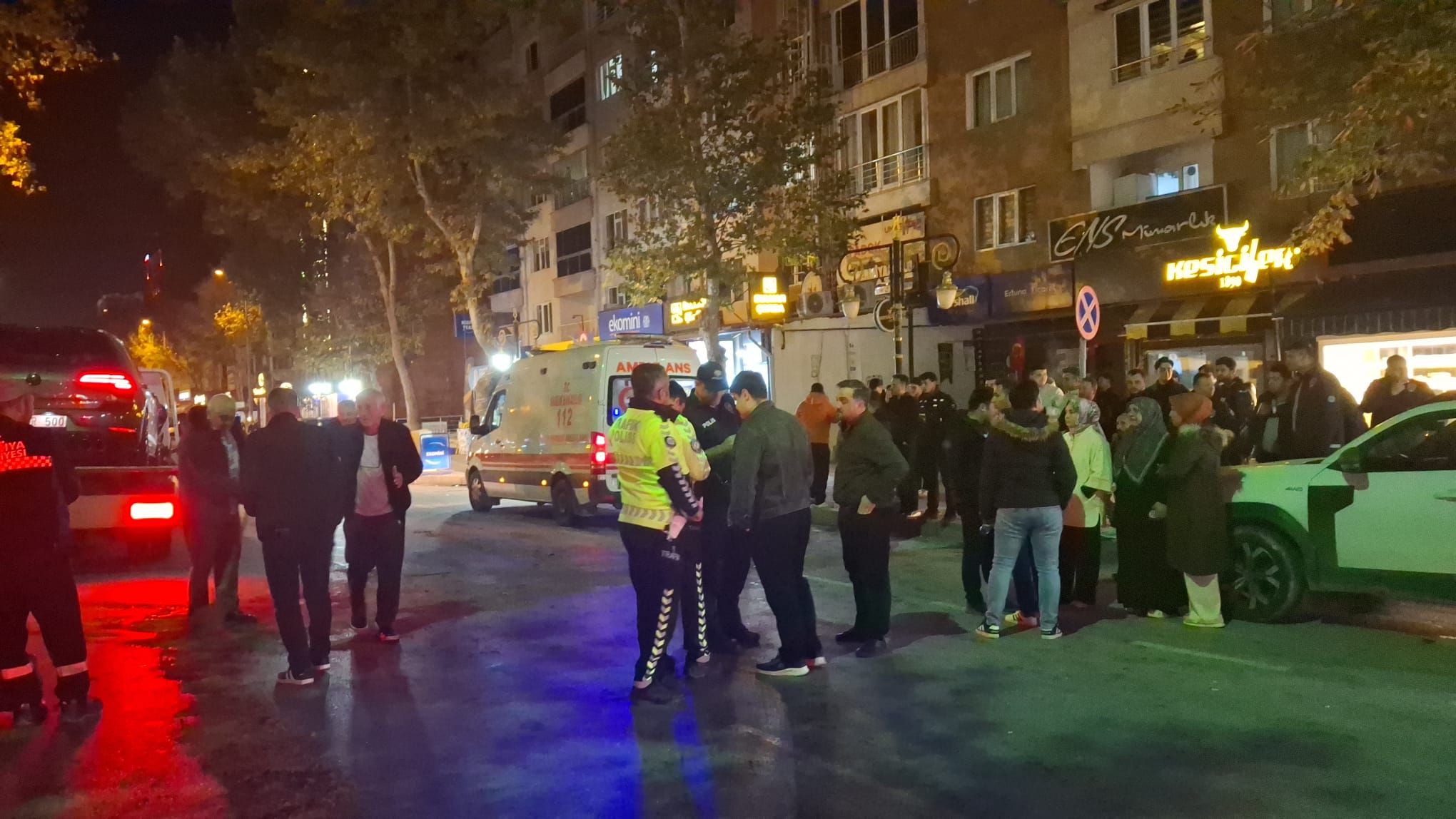 Kütahya'da Araç Yan Yattı, 3 Kişi Yaralandı (2)