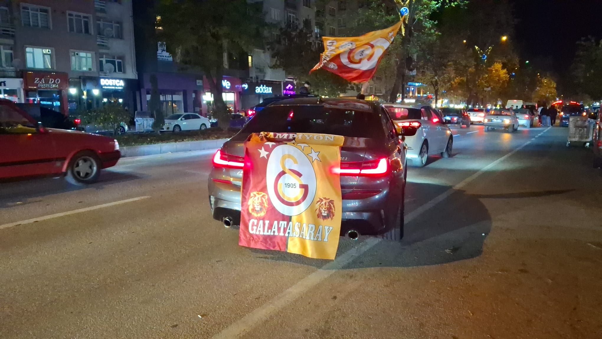 Kütahya’da Galatasaraylı Taraftarlar Derbi Galibiyetini Kutladı (3)