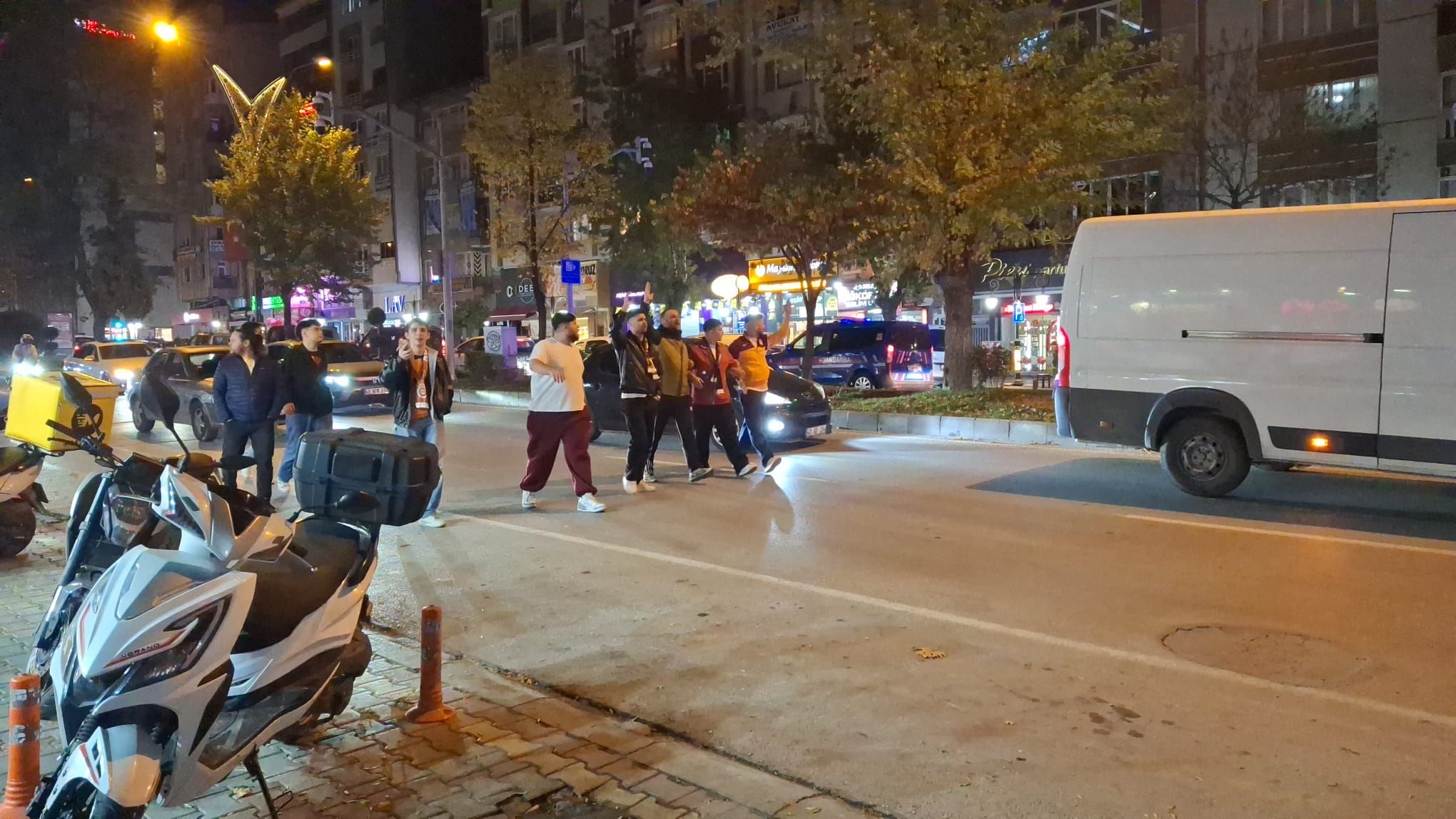 Kütahya’da Galatasaraylı Taraftarlar Derbi Galibiyetini Kutladı (4)