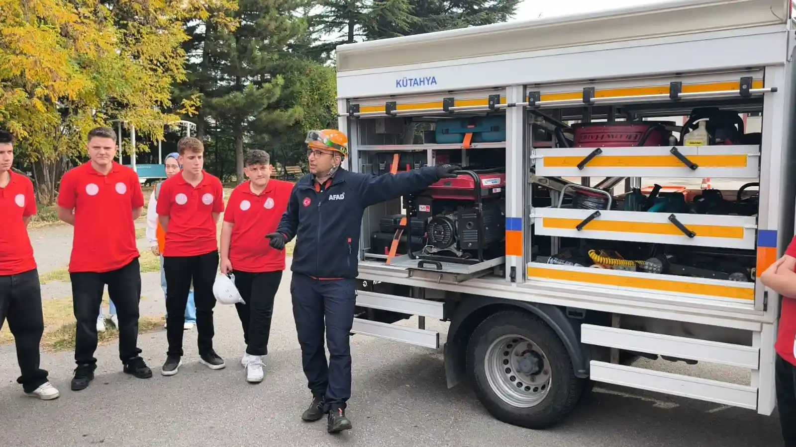 Kütahya’da gönüllü öğrencilere AFAD aracı tanıtıldı