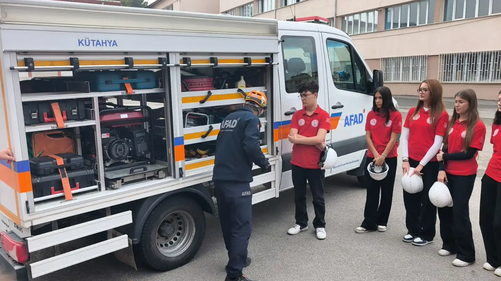 Kütahya’da Gönüllü Öğrencilere Afad Aracı Tanıtıldı