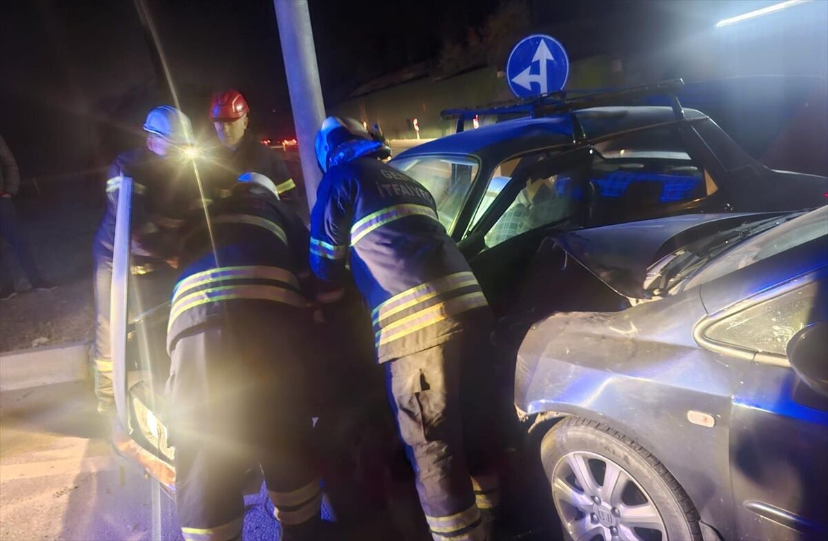 Kütahya’da Iki Otomobil Çarpıştı, 3 Yaralı (2)
