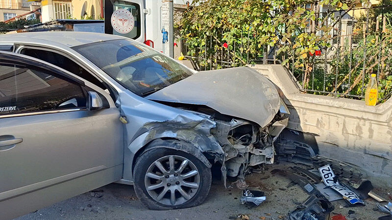 Kütahya’da Iki Otomobil Çarpıştı, Yaralılar Var (1)
